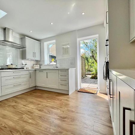 Family Home In Hampshire - Sleeps Up To 9 People With 3 Parking Spaces Winchester Exteriér fotografie