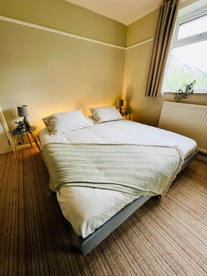 Family Home In Hampshire - Sleeps Up To 9 People With 3 Parking Spaces Winchester Exteriér fotografie