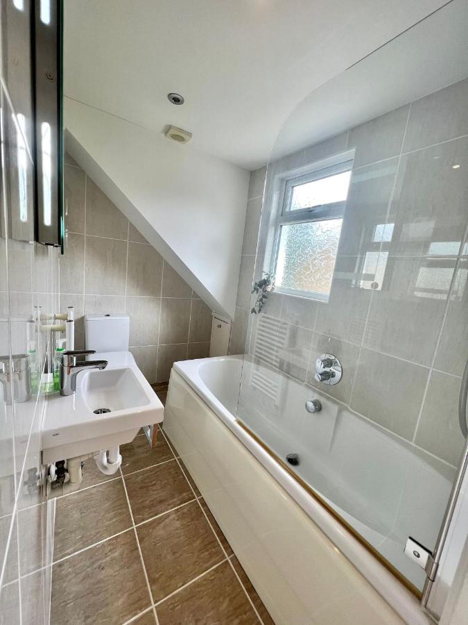 Family Home In Hampshire - Sleeps Up To 9 People With 3 Parking Spaces Winchester Exteriér fotografie