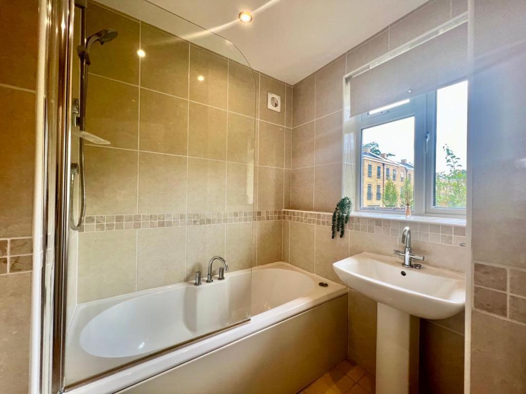 Family Home In Hampshire - Sleeps Up To 9 People With 3 Parking Spaces Winchester Exteriér fotografie